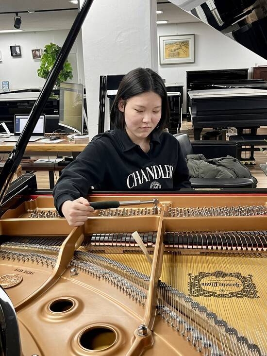 오지운 조율사가 튜닝 렌치로 현을 조이고 푸는 조율 작업을 하고 있다. 염기원 작가 제공