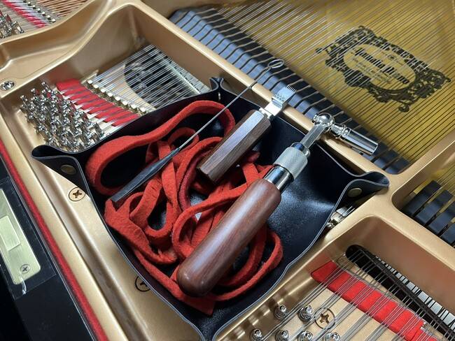 조율사가 사용하는 기본 도구. 오른쪽부터 튜닝 렌치, 정음을 위한 피커, 현의 진동을 막는 고무 웨지다. 펠트 천으로 된 빨간 줄은 현 사이에 끼우는 용도다. 염기원 작가 제공