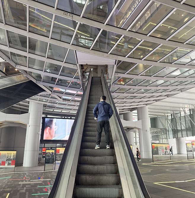 우주선을 연상하게 하는 홍콩상하이은행(HSBC)의 엘리베이터. 박미향 선임기자