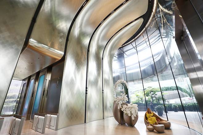 ‘더 헨더슨’ 1층은 천장과 벽이 한 패널로 이어진 곡선 구조로 설계됐다. 박미향 선임기자