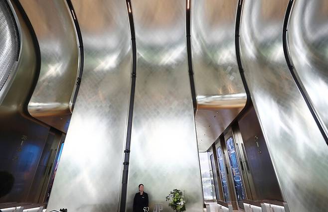 ‘더 헨더슨’ 1층은 천장과 벽이 한 패널로 이어진 곡선 구조로 설계됐다. 박미향 선임기자