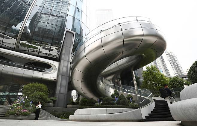 ‘더 헨더슨’의 외부 계단. 박미향 선임기자