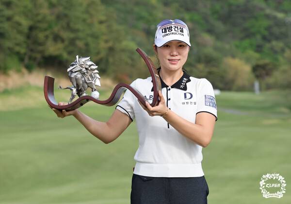 김민선이 19일 열린 한국여자프로골프(KLPGA) 투어 넥센·세인트나인 마스터즈 대회에서 우승한 뒤 기뻐하고 있다. KLPGA 제공