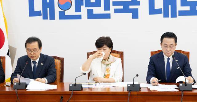 19일 국회에서 열린 윤석열 정치검찰 조작기소 국조특위 기자간담회에서 서영교 위원장이 물을 마시고 있다. 뉴스1