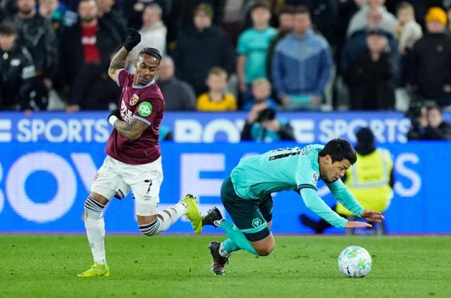 울버햄프턴의 황희찬(오른쪽)이 10일 영국 런던의 런던 스타디움에서 열린 2025~26시즌 EPL 32라운드 웨스트햄과 경기에서 상대 선수와 부딪혀 넘어지고 있다. 런던=AP 연합뉴스