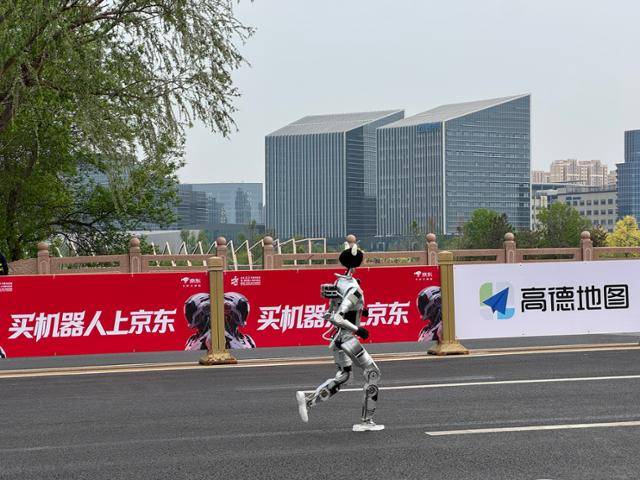 휴머노이드 로봇이 19일 중국 베이징 이좡 퉁밍후 공원에서 열린 제2회 베이징 이좡 휴머노이드 로봇 하프 마라톤에서 달리고 있다. 베이징=이혜미 특파원