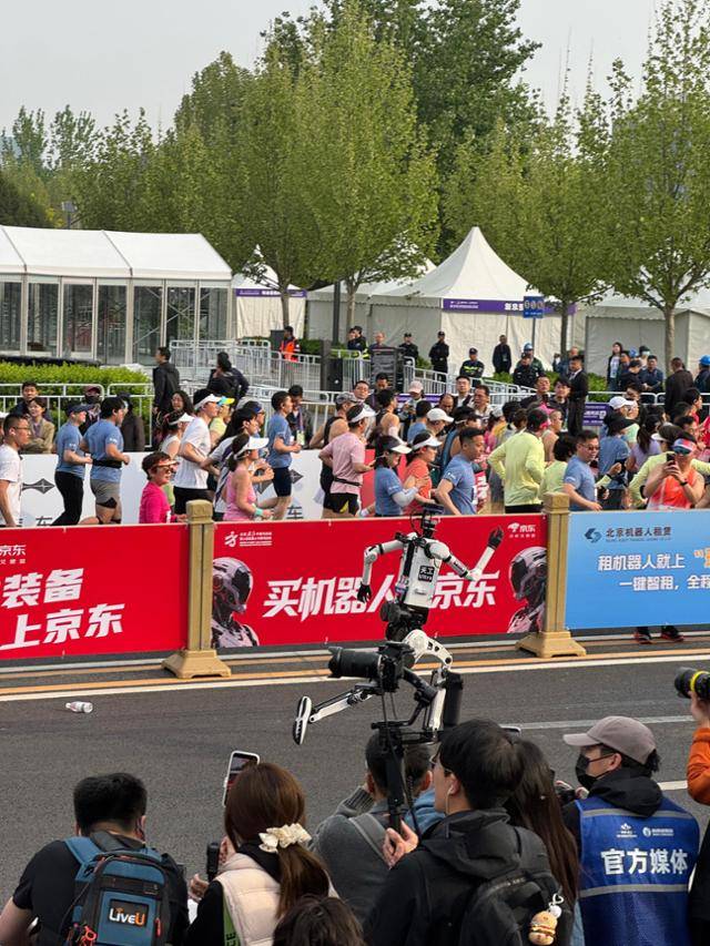 19일 중국 베이징 이좡 퉁밍후 공원에서 열린 제2회 베이징 이좡 휴머노이드 로봇 하프 마라톤에서 인간 마라톤 선수들과 휴머노이드 로봇이 함께 달리고 있다. 베이징=이혜미 특파원