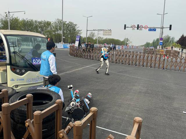 19일 중국 베이징 이좡 퉁밍후 공원에서 열린 제2회 베이징 이좡 휴머노이드 로봇 하프 마라톤에서 한 로봇이 쓰러져 있다. 베이징=이혜미 특파원