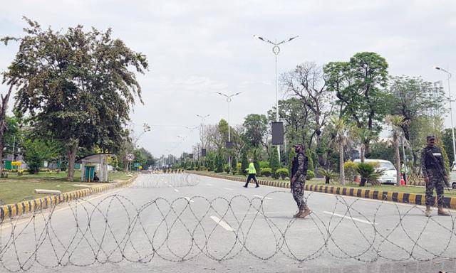 11일 미국과 이란의 첫 종전 협상을 앞두고 파키스탄 이슬라마바드에 마련된 협상장인 세레나 호텔로 진입하는 도로에서 경찰들이 차량을 통제하고 있다. 이슬라마바드=연합뉴스