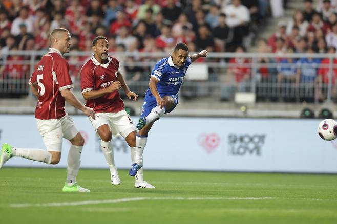 수원 레전드 산토스(오른쪽)가 19일 수원월드컵경기장에서 열린 OGFC와의 레전드 매치 중 선제골을 터뜨리고 있다. 사진=슛포러브