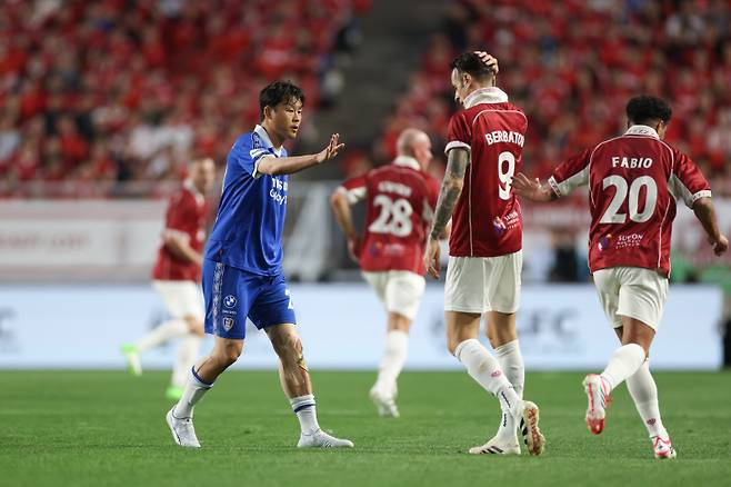 수원 레전드 곽희주(왼쪽)가 19일 수원월드컵경기장에서 열린 OGFC와의 레전드 매치 중 베르바토프와 경합하고 있다. 사진=슛포러브