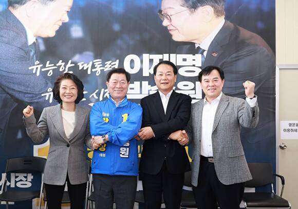 박승원 광명시장 예비후보가 지난 18일 선거사무실에서 더불어민주당 경선 후보들과 원팀 선언 후 기념 촬영을 하고 있다. 사진 왼쪽부터 양이원영, 박승원, 안성환, 김영준. [사진=박승원 예비후보]