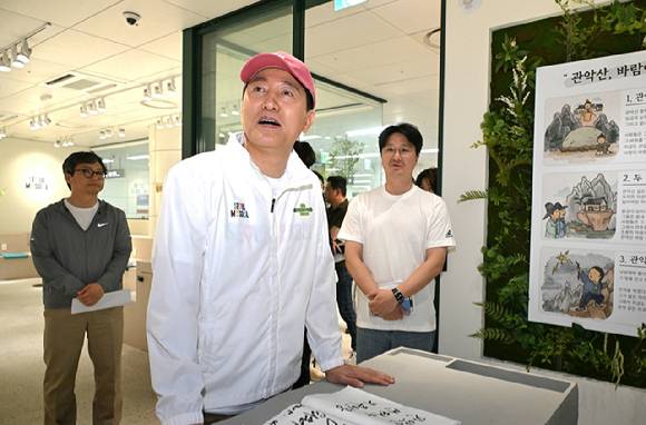 오세훈 서울시장이 19일 서울등산관광센터 관악산점(관악구 신림동)을 찾아 운영 현황을 점검하고 있다. [사진=서울시]