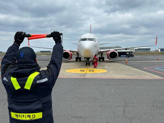 제주국제공항 활주로에 도착한 한 항공기. 최충일 기자