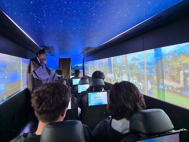 지난 17일 경북 경주시가 운영하는 '골든 신라 경주 XR 버스'에서 탑승객들이 실감형 XR 콘텐트를 감상하고 있다. 김정석 기자