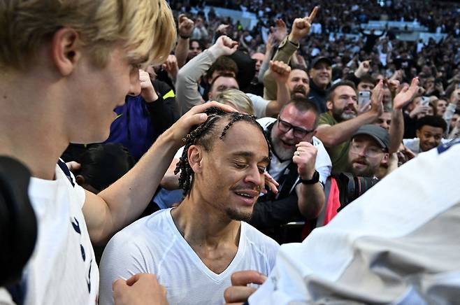 토트넘 사비 시몬스(가운데)가 브라이턴과 경기에서 골을 터트린 뒤 홈팬들과 기쁨을 나누고 있다. 로이터=연합뉴스