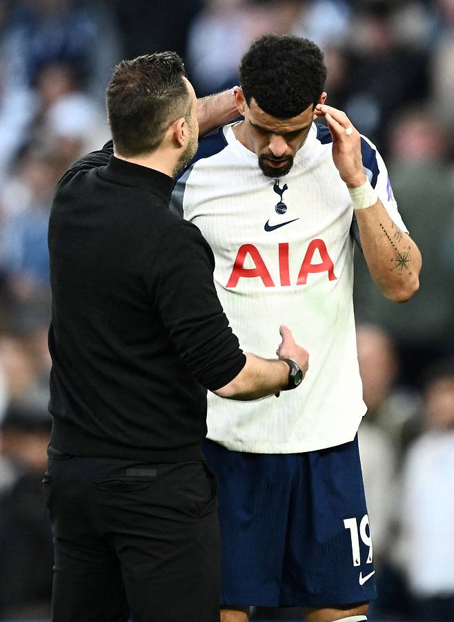 토트넘 데 제르비 감독이 낙담한 솔랑케를 위로하고 있다. 로이터=연합뉴스