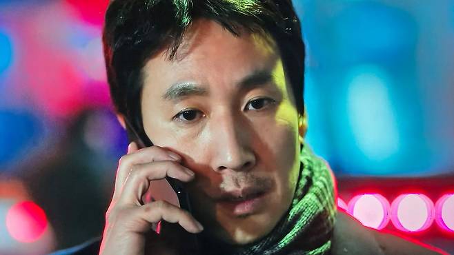 드라마 '나의 아저씨'의 유명한 철길 건널목 장면. 사진 tvN