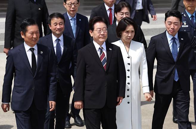 이재명 대통령과 김혜경 여사가 19일 서울공항에서 공군 1호기 탑승을 위해 이동하고 있다.
