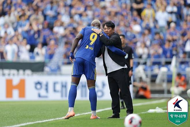 프로축구 울산 공격수 말컹과 김현석 감독. 사진 프로축구연맹