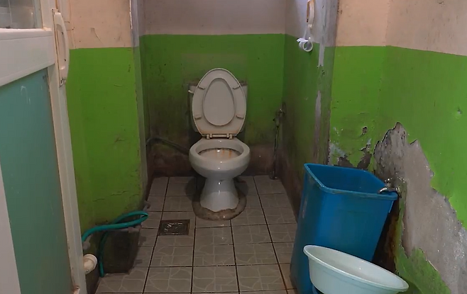 혼거실 화장실, 이곳에서 10여 명이 대소변은 물론 샤워, 설거지까지 해야 한다.