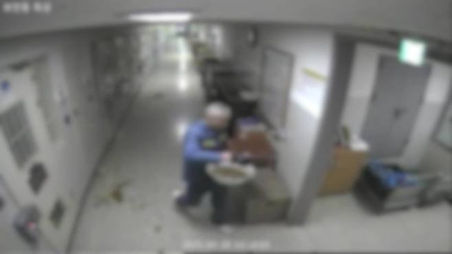 KBS 9시 뉴스 中 교정 내부에서 인분을 뿌리는 수감자