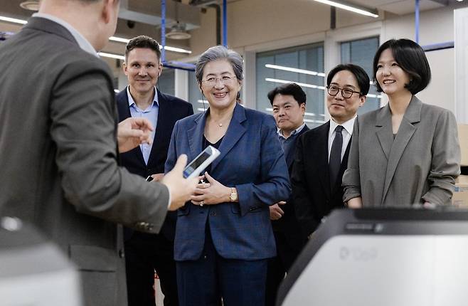 리사 수 AMD CEO가 3월 18일 경기 성남시 네이버 제2 사옥 1784를 방문해 최수연 네이버 대표이사와 사옥 내부를 둘러보고 있다. 사진=네이버