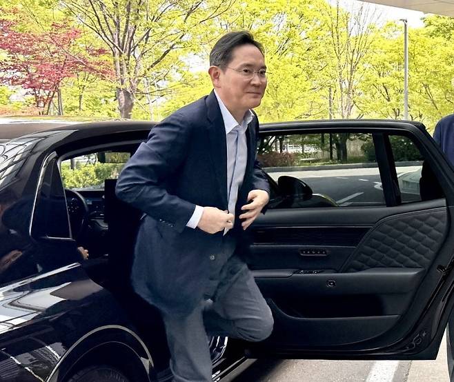 이재용 삼성전자 회장이 인도·베트남 경제사절단 동행을 위해 19일 서울 강서구 서울김포비즈니스항공센터(SGBAC)를 통해 출국하고 있다. 사진=연합뉴스