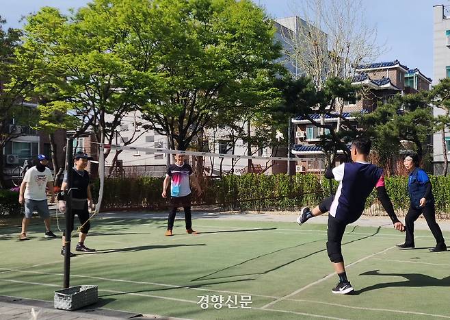 중국 동포들이 지난 4월 16일 서울 영등포구 대림동 동심어린이공원에서 제기차기(??子·티젠쯔)를 하고 있다. 이재덕 기자