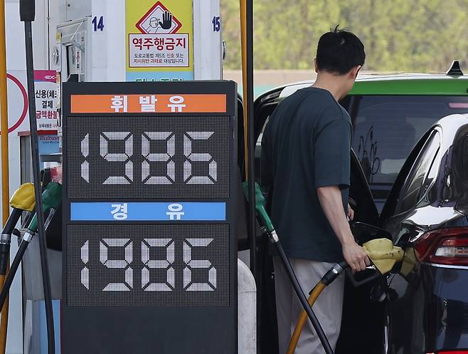 19일 서울 만남의광장 주유소 앞에 휘발유 가격이 게시돼 있다. 한국석유공사 유가정보시스템 오피넷에 따르면 이날 전국 주유소 휘발유 평균 판매가는 전날보다 0.42원 오른 ℓ당 2001.93원을 기록했다. 연합뉴스