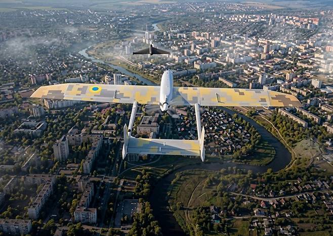 우크라이나군 무인기 ‘슈비둔’이 러시아군 무인기를 추격하는 상상도. 공중전을 염두에 두고 군용으로 개발한 무인기다.   우크라이나 국방부 SNS