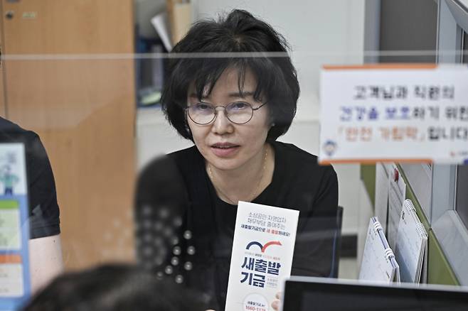 김은경 서민금융진흥원장 겸 신용회복위원장이 17일 경기 부천시 부천서민금융통합지원센터에서 일일 상담을 진행하고 있다. 남동균 기자