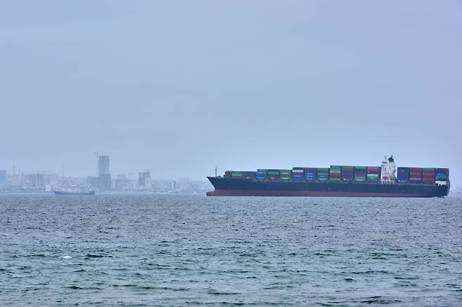 이란 케슘 섬 연안의 호르무즈 해협에서 18일(현지시간) 한 컨테이너선이 이동하고 있다. 연합뉴스