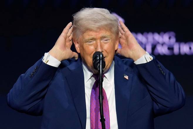 도널드 트럼프 미국 대통령이 지난17일(현지시간) 미국 애리조나주 피닉스의 한 교회에서 열린 행사에서 연설하는 모습. AP연합뉴스