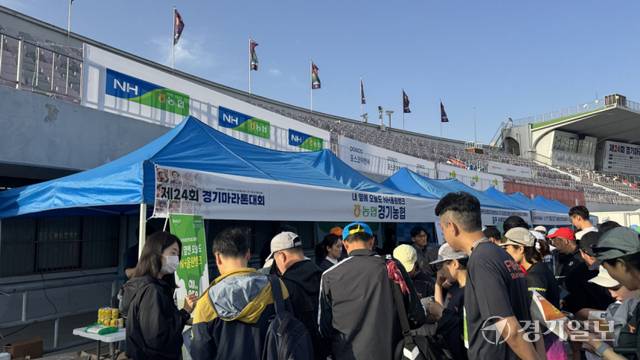 NH농협은행 부스에서 ‘NH올원뱅크’ 앱 안내 및 수원쌀 ‘정다米’ 등 증정품 나눔 행사가 진행되고 있다. 김소현기자