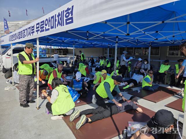 19일 오전 대한안마사협회 경기도지부 시각장애인 안마사들이 마라톤 참가자들에게 안마를 하고 있다. 부석우기자