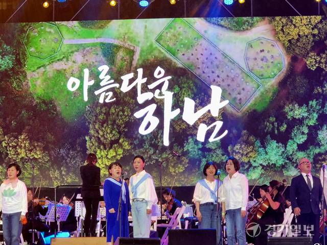 지난 18일 하남종합운동장에서 열린 ‘2026 하남 뮤직 페스티벌-뮤직 인 더 하남(Music in the Hanam)’에서 하남 시민들이 공연하고 있다. 황선주기자