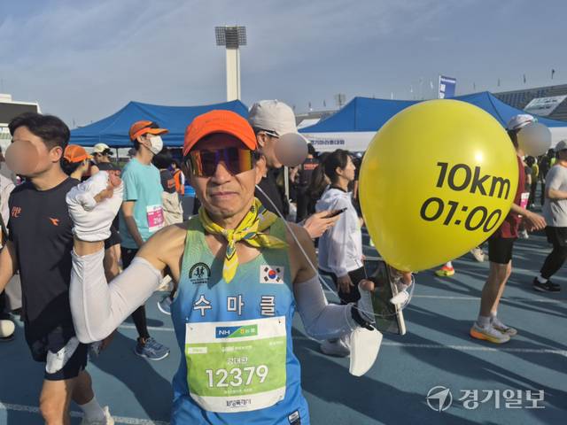 마라톤 선수들을 리드·격려하기 위해 페이스메이커로 참가한 강대환씨. 김미지기자