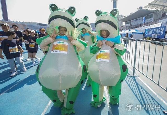 수원특례시 마스코트 ‘수원이’를 코스프레한 ‘제24회 경기마라톤대회’ 참가자들. 홍기웅기자