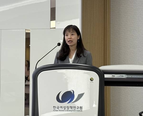 ▲2026년 4월16일 서울 은평구 한국여성정책연구원에서 진행된 개원 43주년 기념 세미나 'AI 시대 디지털 젠더폭력 대응 정책의 전환 모색: 사후 조사에서 사전 예방으로' 발제에 나선정연주 한국여성정책연구원 부연구위원. 사진=윤유경 기자.