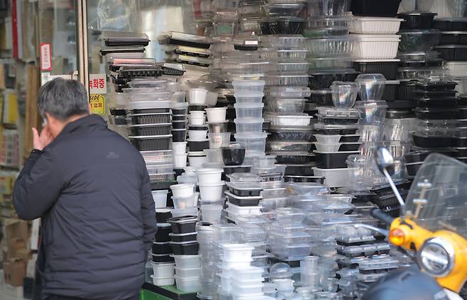 중동전쟁으로 플라스틱과 비닐 등 포장재 원료인 나프타 가격이 상승하는 가운데 지난달 31일 서울 중구 방산시장의 포장재 판매 점포를 찾은 한 시민이 제품을 둘러보고 있다. [연합뉴스]