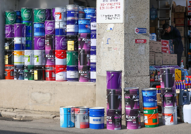 미국·이란 전쟁에 따라 석유화학 연료인 나프타 재고가 급감하면서 국내 석유화학업체들이 잇따라 가격 인상에 나서고 있다. 사진은 서울 청계천 일대 상점에 석유화학제품이 진열되어 있는 모습. [한주형 기자]