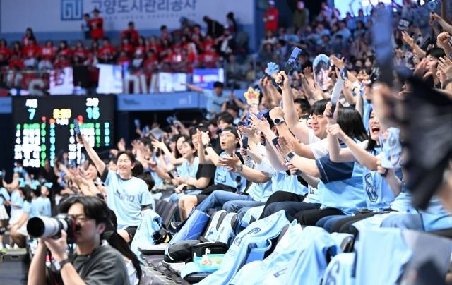 소노는 23일과 25일 창원체육관에서 열리는 2025-26 LG전자 프로농구 4강 플레이오프에 ‘위너스 응원단’을 구성, 선수단에 힘을 보탠다. 사진=KBL 제공