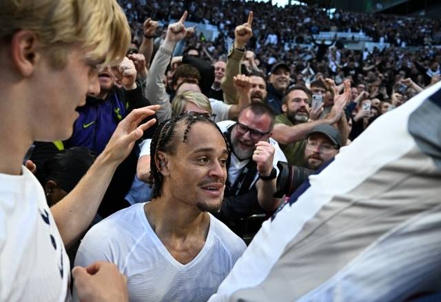 토트넘의 무승 침묵을 떠나 이번에 문제가 된 건 시몬스의 세리머니였다. ‘역대급 설레발’ 그 이상, 그 이하도 아니었다. 무려 13분이나 남은 상황에서 마치 승리를 확신하는 듯한 세리머니는 무승부 엔딩으로 인해 비판의 대상이 됐다. 사진=REUTERS=연합뉴스