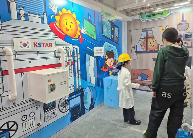 한국핵융합연구원이 운영하는 방탈출 게임에서 어린이 관람객이 안내자의 도움을 받아 자물쇠를 풀고 있다. /사진=박건희 기자