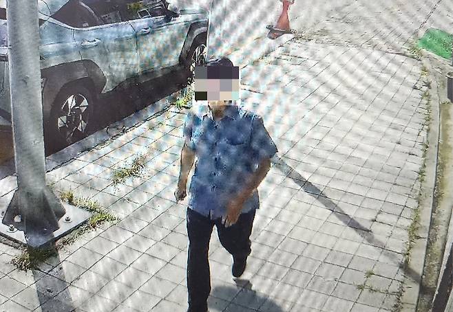 10년간 전국 주택 곳곳에서 1억원 상당의 축의금과 패물을 절도한 혐의를 받는 60대 남성 A씨가 CCTV 영상에 포착된 모습./사진제공=강원경찰청.