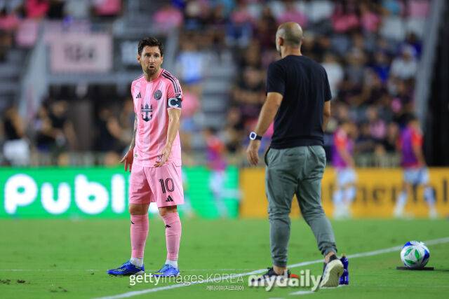 리오넬 메시(왼쪽)와 하비에르 마스체라노 감독./게티이미지코리아