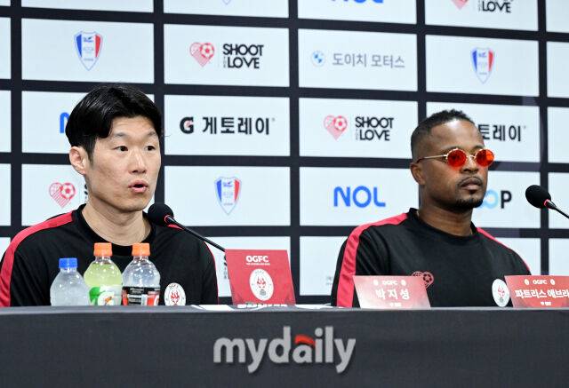 박지성과 파트리스 에브라가 19일 오후 경기도 수원월드컵경기장에서 진행되는 OGFC- 수원삼성 블루윙즈 레전드 매치 ‘OGFC: THE LEGENDS ARE BACK’ 기자회견에서 취재진의 질문에 답하고 있다.OGFC는 박지성, 리오 퍼디난드, 라이언 긱스, 파트리스 에브라 등 프리미어리그 황금기를 대표하는 레전드들이 축구 콘텐츠·이벤트 제작사 슛포러브와 함께 결성한 신생 독립팀이다./수원월드컵경기장=곽경훈 기자