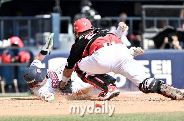19일 오후 서울 잠실야구장에서 진행된 '2026 프로야구 KBO리그' 두산베어스와 KIA타이거즈의 경기.두산 박찬호가 5회말 1사 3루서 박준순의 땅볼때 홈으로 쇄도하고 있다. 원심은 아웃, 비디오판독결과 세이프로 정정./잠실=송일섭 기자