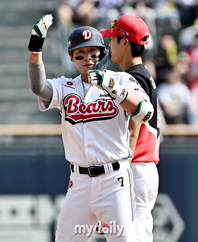 19일 오후 서울 잠실야구장에서 진행된 '2026 프로야구 KBO리그' 두산베어스와 KIA타이거즈의 경기.두산 박찬호가 5회말 2루타를 터뜨린 뒤 환호하고 있다./잠실=송일섭 기자